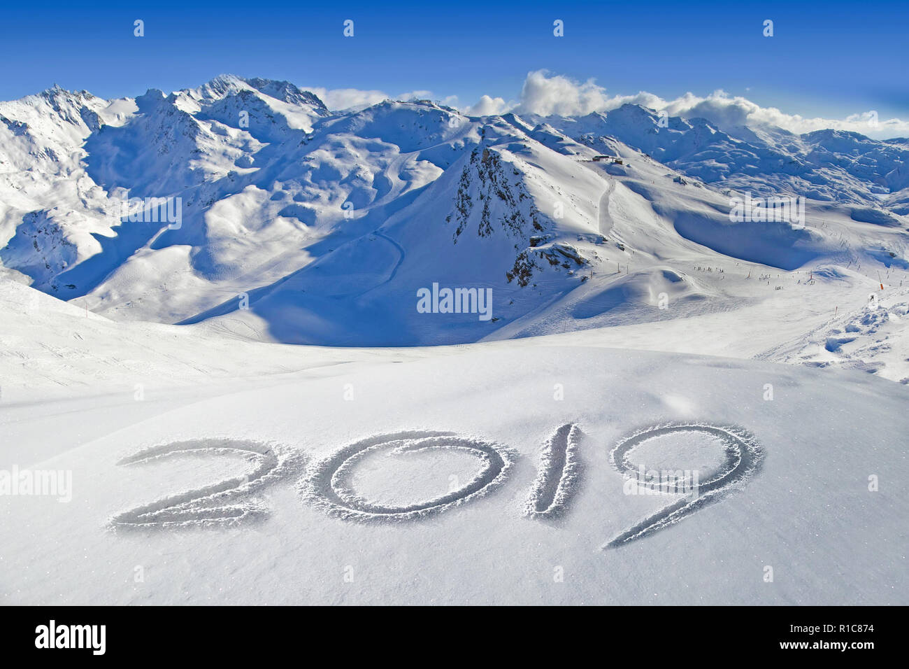 2019 escrita en la nieve, el paisaje de montaña en el fondo Foto de stock