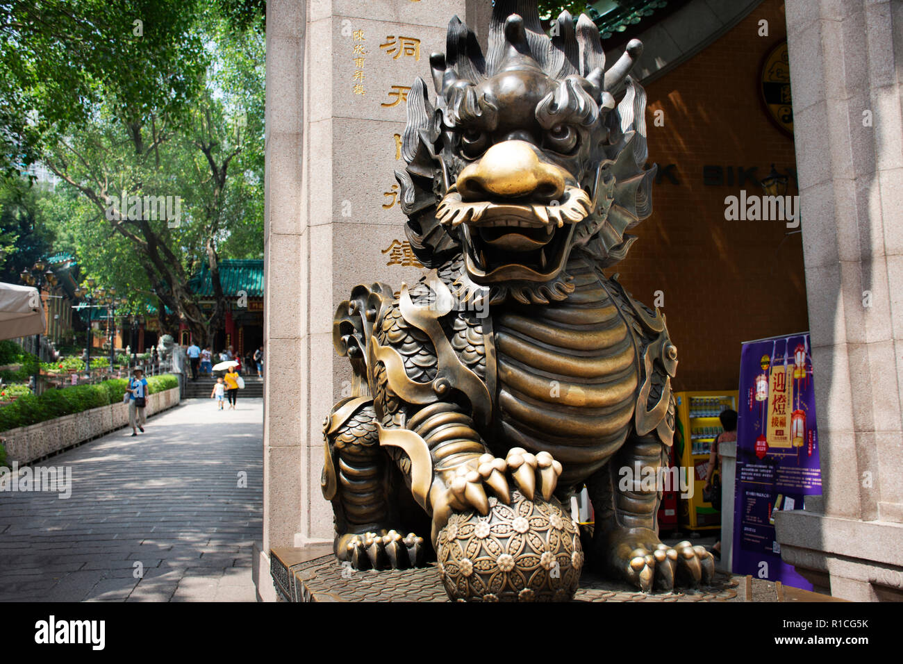 La escultura de piedra dragón Qilin guardián en la entrada del templo de Wong Tai Sin gente visita y respeto orando en Kowloon, el 9 de septiembre de 2018, en Hong Foto de stock