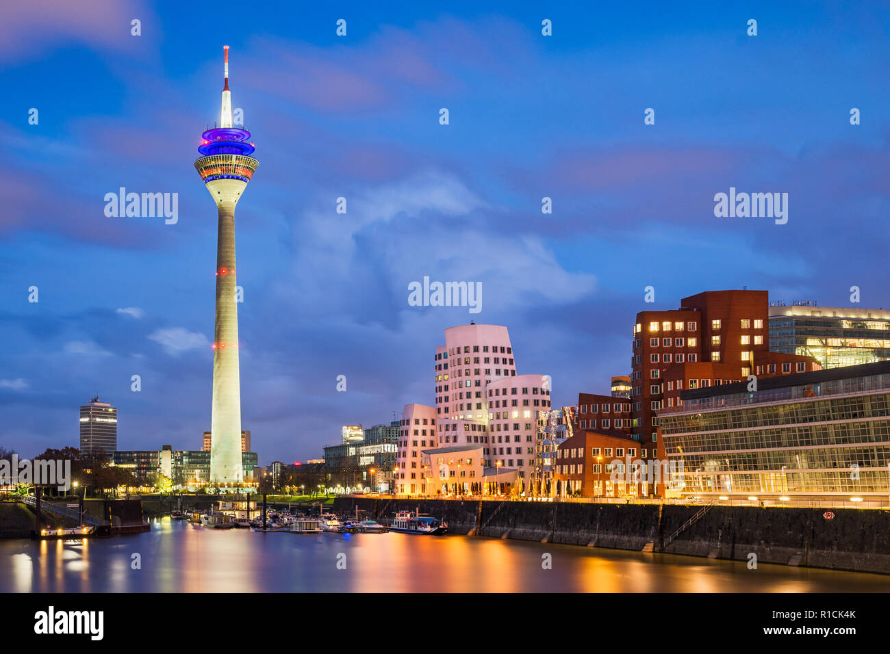 Puerto Medienhafen skyline en Dusseldorf, Alemania Foto de stock