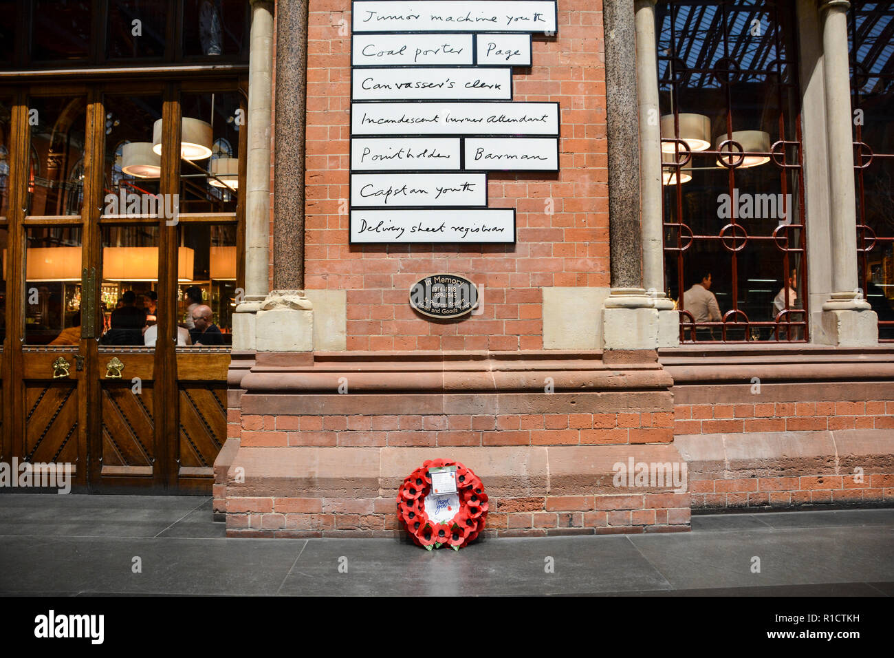 Fabián Peake los trabajadores ferroviarios War Memorial en St Pancras Londres, Reino Unido Foto de stock