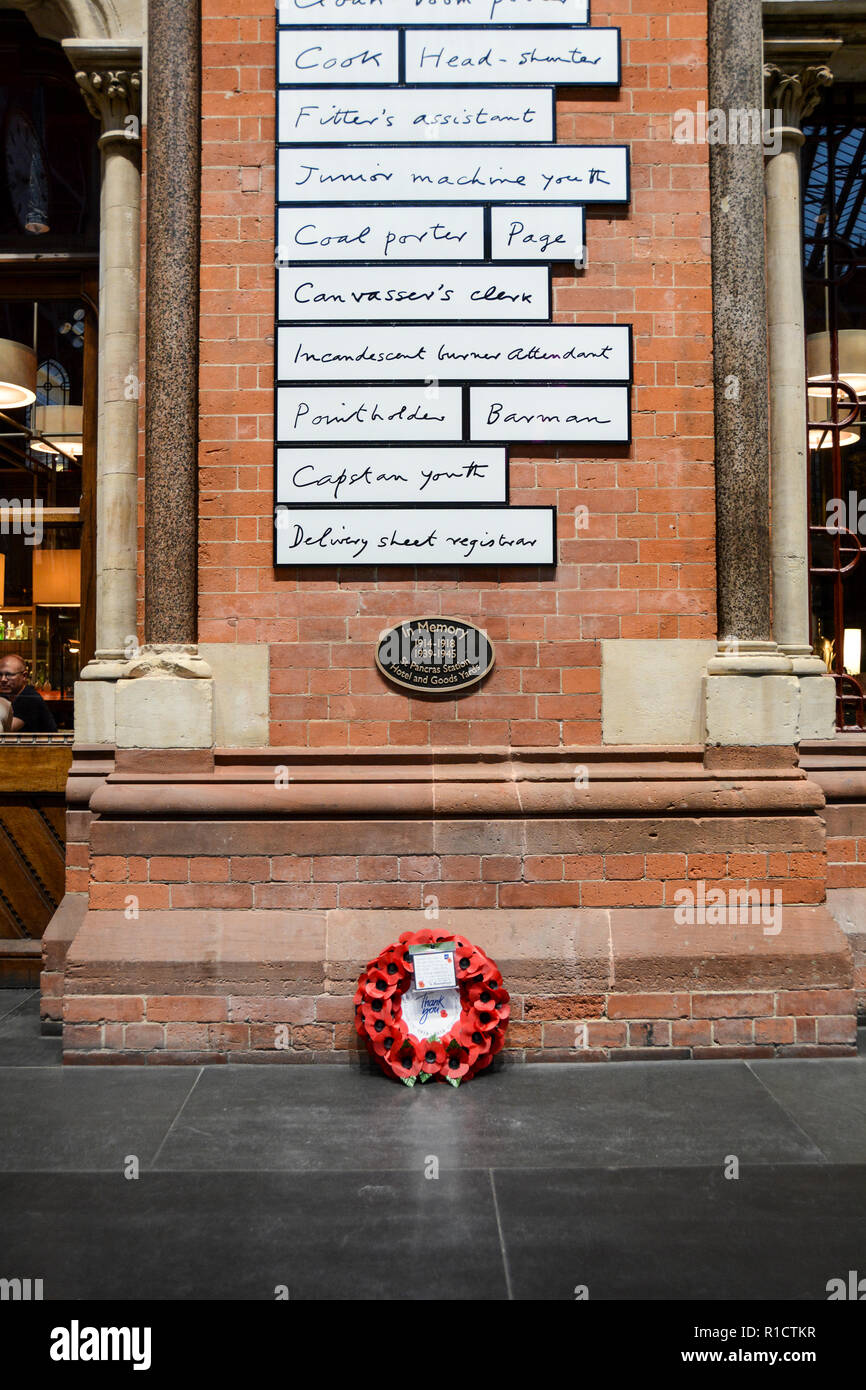 Fabián Peake los trabajadores ferroviarios War Memorial en St Pancras Londres, Reino Unido Foto de stock