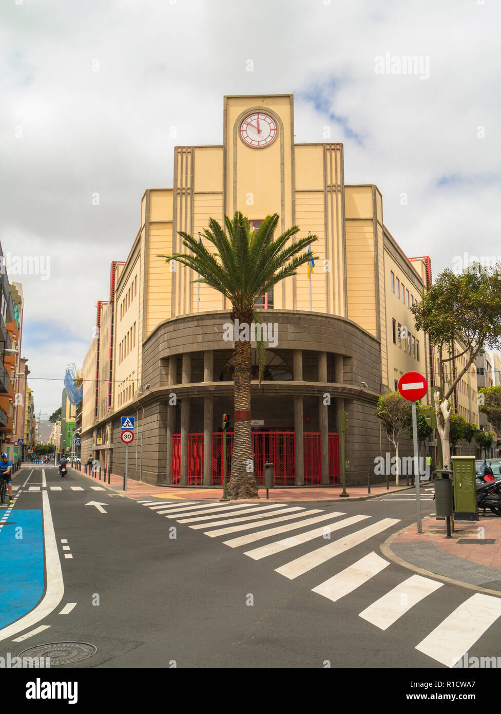 Edificio de estilo Art Deco y palmera,,Las Palmas de Gran Canaria, Islas  Canarias, España Fotografía de stock - Alamy