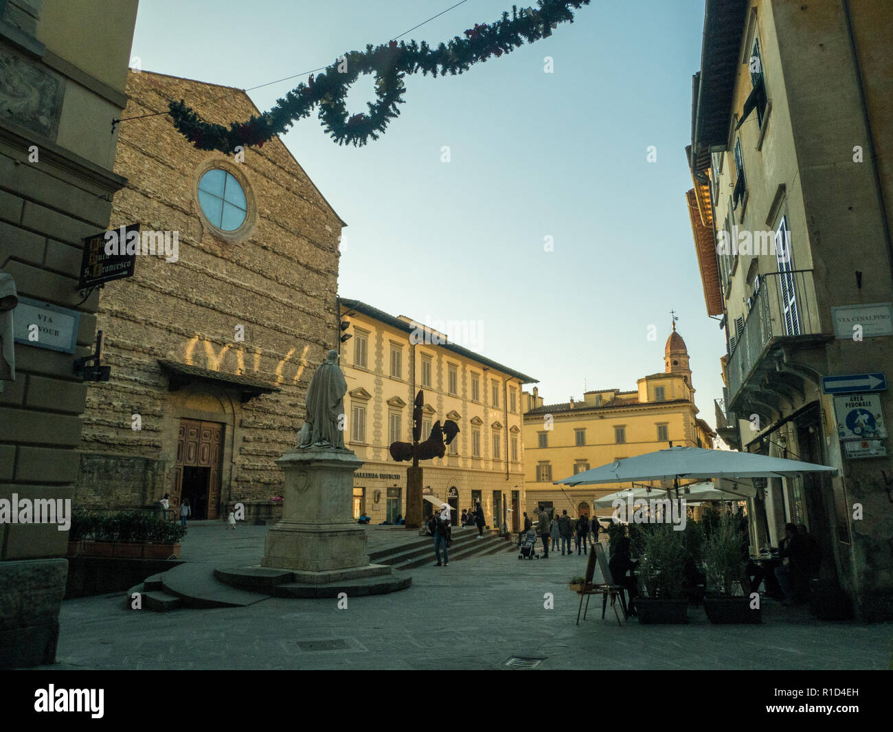 Basílica de San Francisco en el tiempo de Navidad en la ciudad de Arezzo, Toscana, Italia Foto de stock