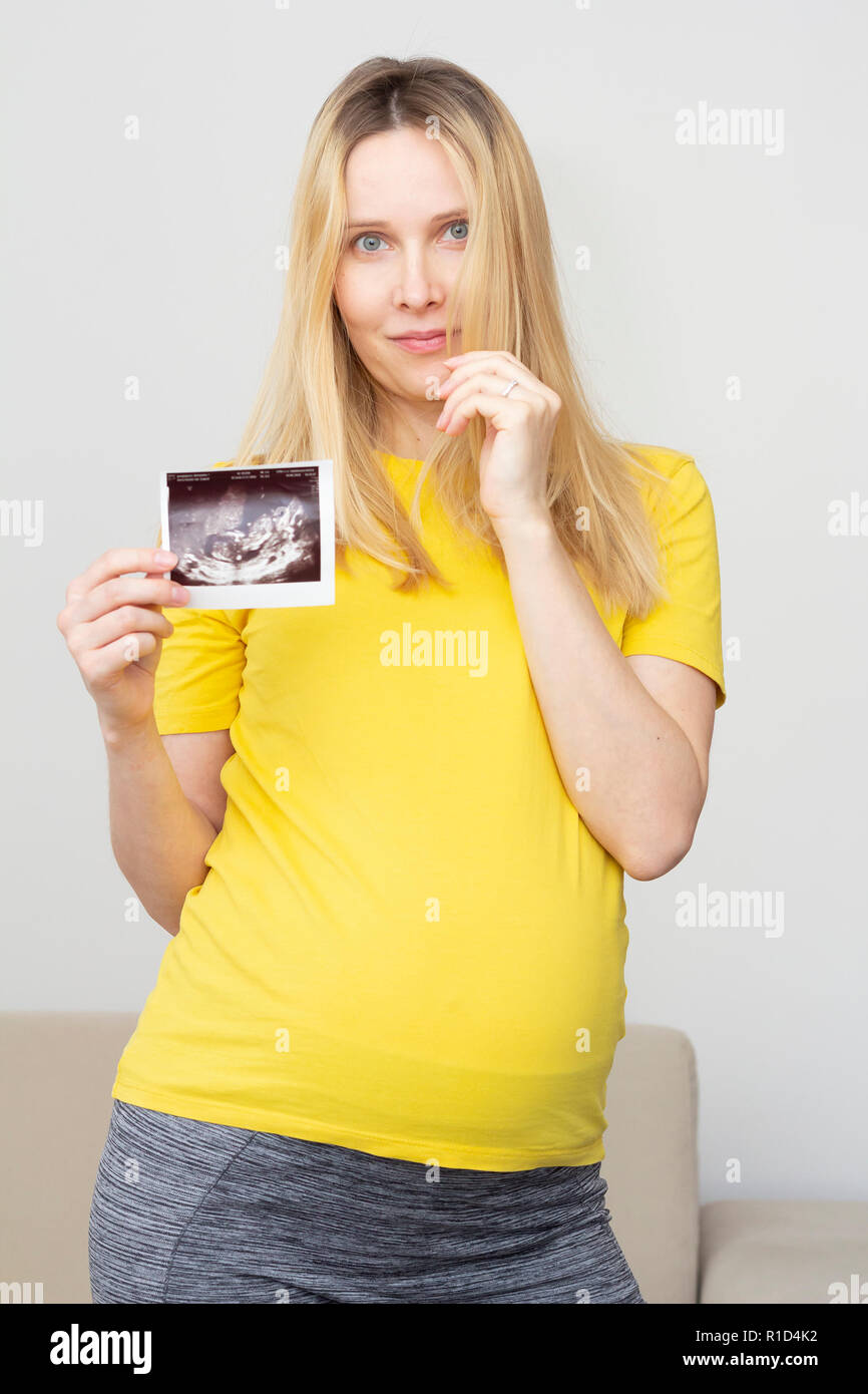 Mujer embarazada la celebración de ultrasonido imagen Foto de stock