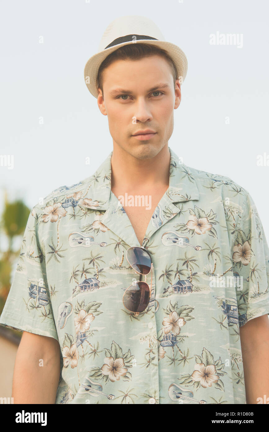 Camisa hawaiana hombre fotografías e imágenes de alta resolución - Alamy