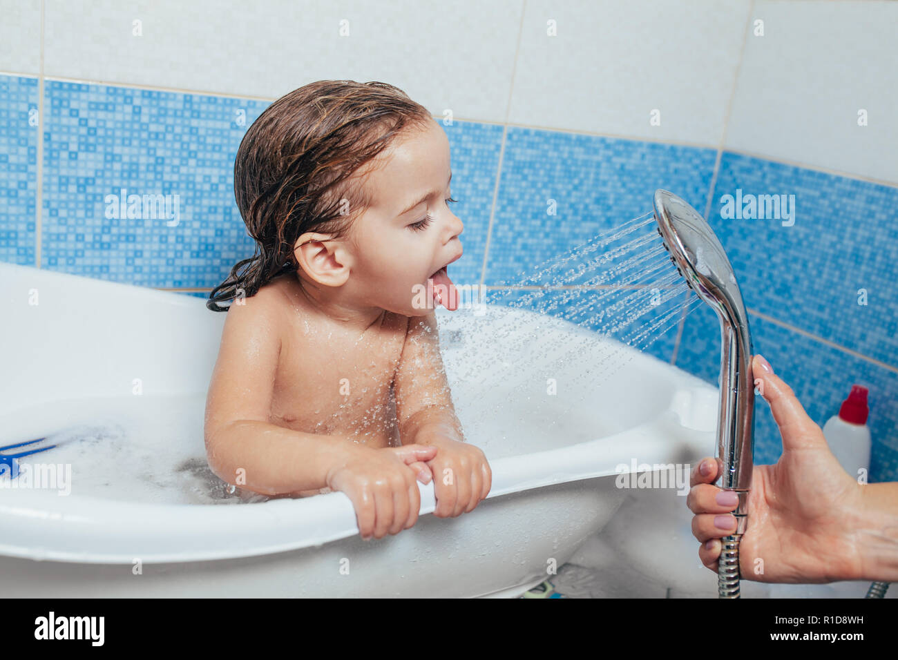 ramo de flores Fortaleza calendario Poco hermosa chica se baña en un baño, reproduce el tonto y muestra la lengua. Niños baño divertido. Higiene de los positivos. Niño independiente Fotografía de stock - Alamy ramo de flores Fortaleza calendario Poco hermosa chica se baña en un baño, reproduce el tonto y muestra la lengua. Niños baño divertido. Higiene de los positivos. Niño independiente Fotografía de stock - Alamy
