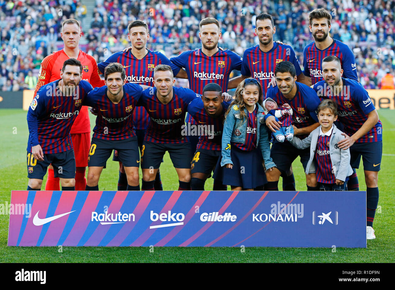 Barcelona, España. Crédito: D. 11 Nov, 2018. Equipo de Barcelona line-up (Barcelona) Football/Soccer : Español de Primera División "Liga Santander' partido entre el FC Barcelona 3-4 Real Betis el