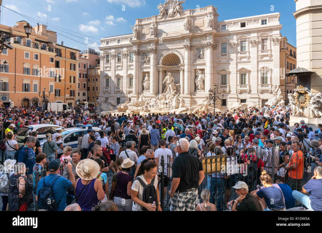 Las hordas de turistas que visitan la Fontana di Trevi, una de las atracciones turísticas más populares de Roma, Italia. Foto de stock