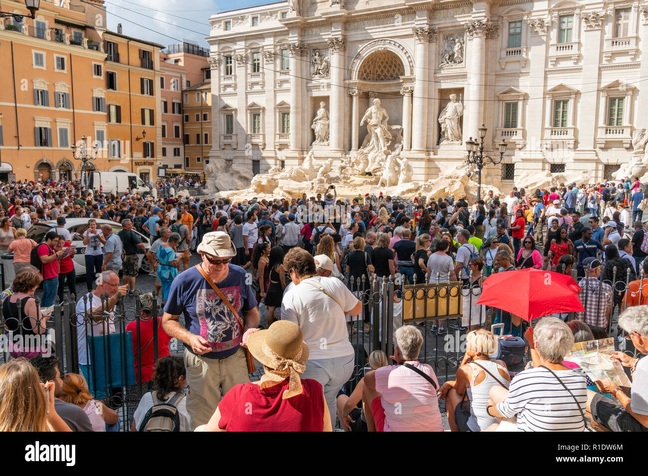 Las hordas de turistas que visitan la Fontana di Trevi, una de las atracciones turísticas más populares de Roma, Italia. Foto de stock