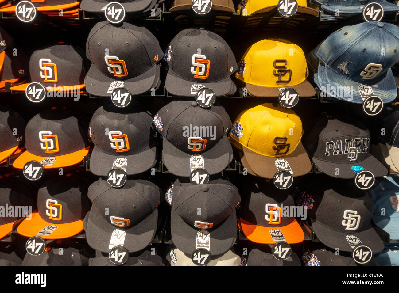 Un rack de diferentes gorros de béisbol en el almacén de equipo de Padres,  Petco Park, hogar de los San Diego Padres, equipo de béisbol, San Diego,  CA, Estados Unidos Fotografía de