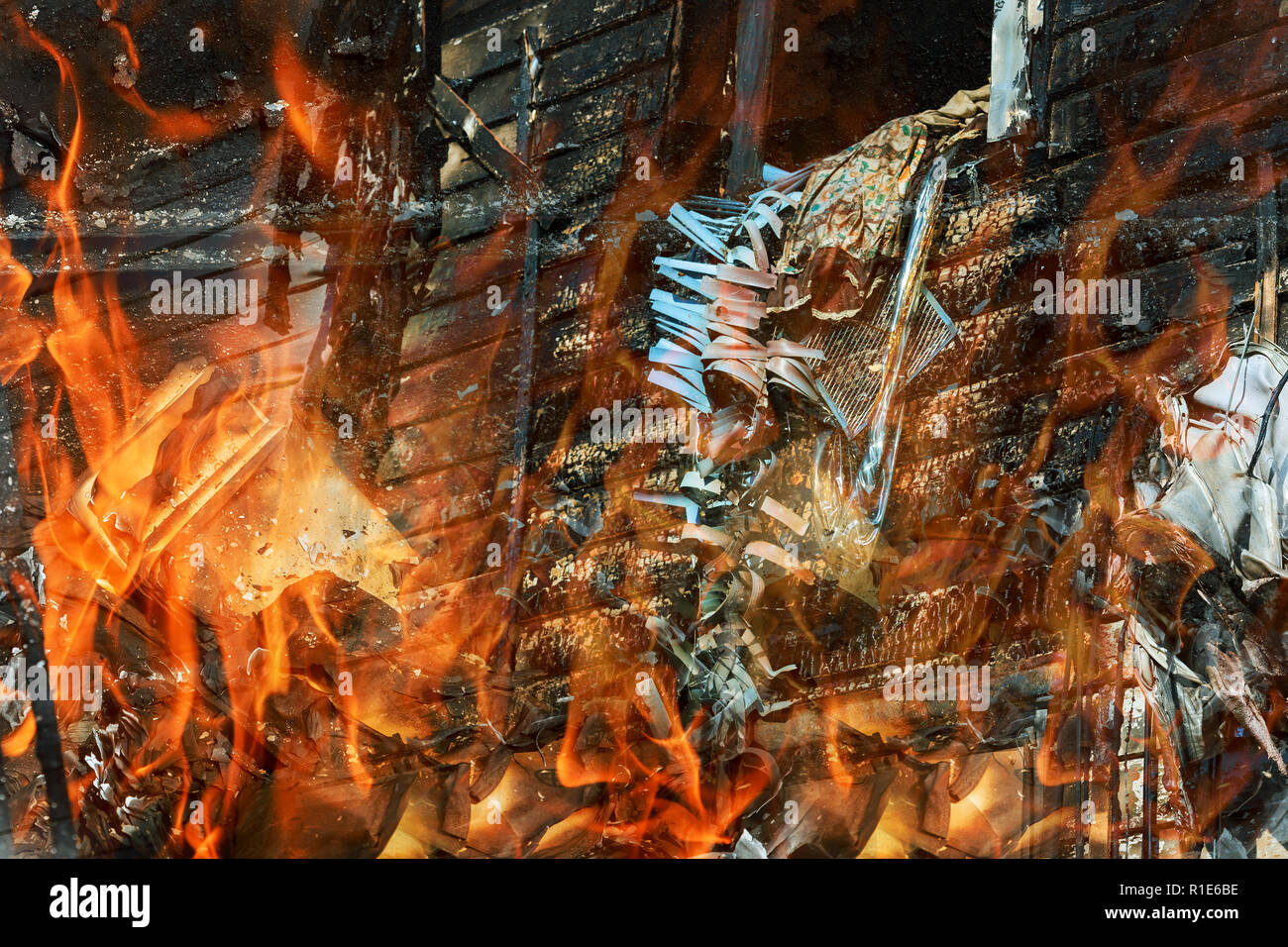 Llamas de fuego arde el hogar del fuego Groun Foto de stock