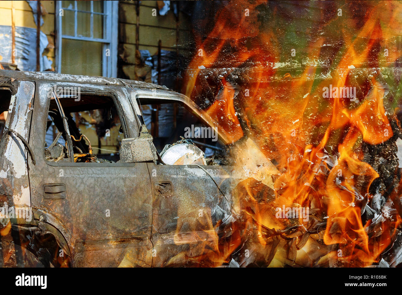 Llamas de fuego arde el hogar y automóvil de fuego y humo Foto de stock