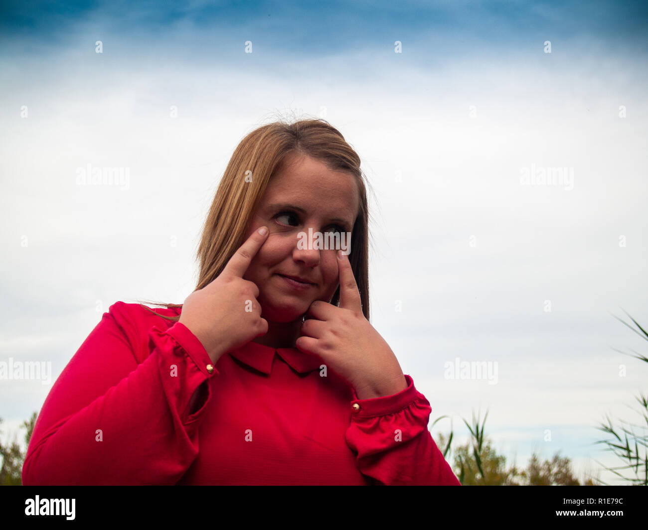 Una joven gestouring cerca del río en otoño Foto de stock