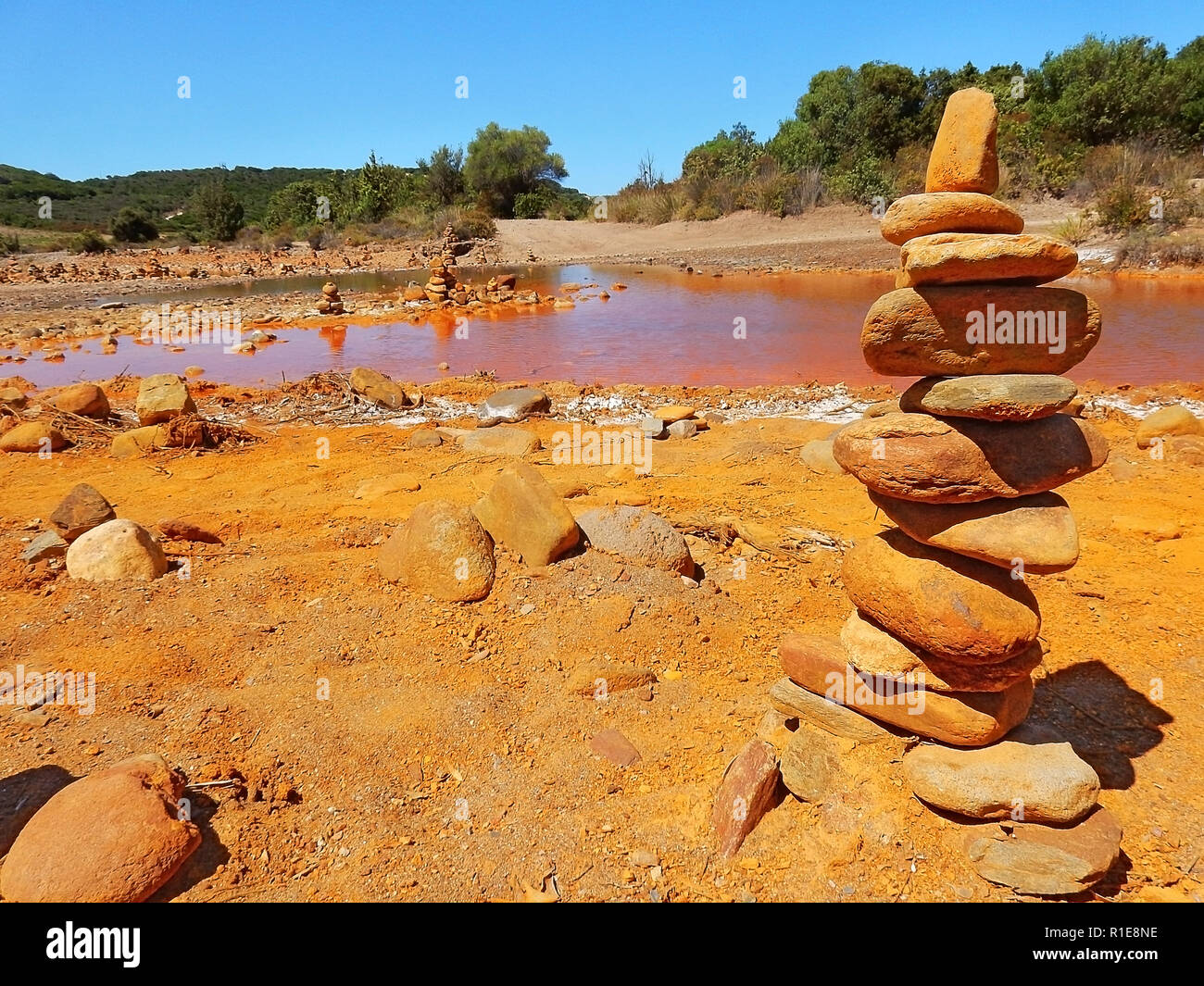 Piscinas de río, un pintoresco arroyo contaminado de metales en Cerdeña Foto de stock