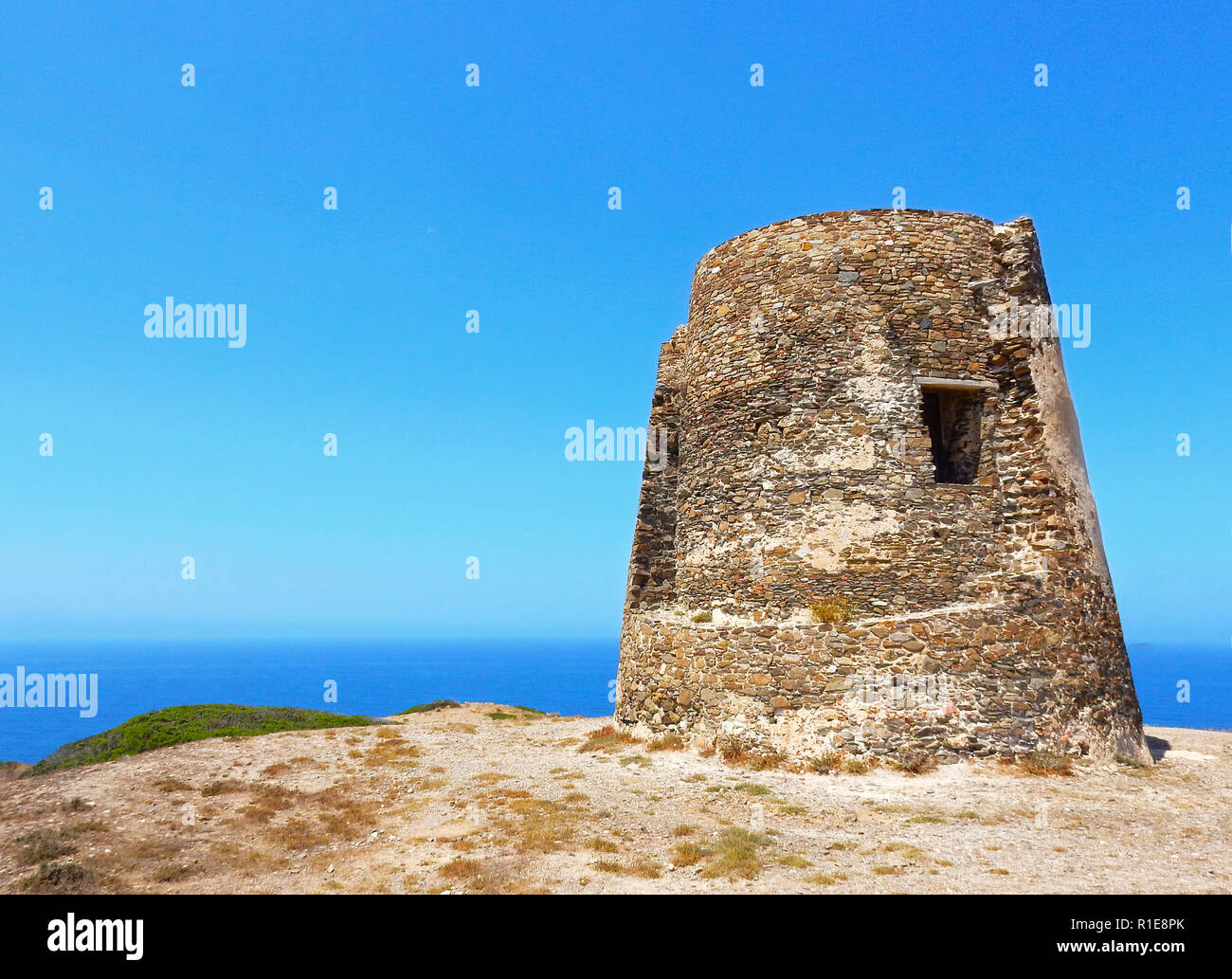 La torre Flumentorgiu, una fortificación del siglo XVI a lo largo de la costa de Cerdeña, Italia Foto de stock