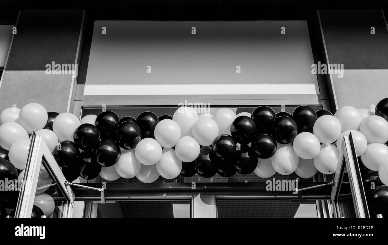 Fotografía en blanco y negro. Muchos globos en apertura de supermercado  Fotografía de stock - Alamy