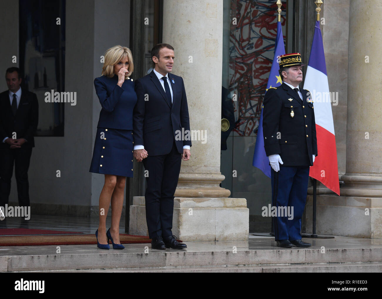 Noviembre 10, 2018 - París, Francia: El presidente francés Emmanuel Macron y su esposa Brigitte Macron mirar como Presidente estadounidense Donald Trump y la primera dama Melania Trump salir después de almorzar en el Palacio de Gobierno. Le presidente francais Emmanuel Macron et hijo epouse Brigitte Macron regardent à partir le par presidentiel americain, Donald Trump et Melania Trump depuis le perron de l'Elysee. *** Francia / No hay ventas a los medios franceses *** Foto de stock