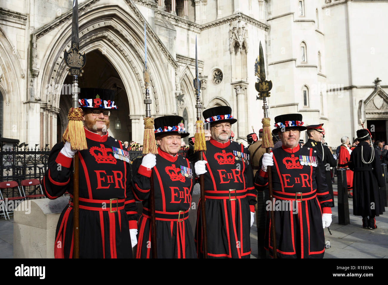 Los guardias Yeoman (también conocidos como Beefeaters) en uniforme ceremonial, fuera de los tribunales de justicia real, Londres, Inglaterra, Reino Unido. Foto de stock