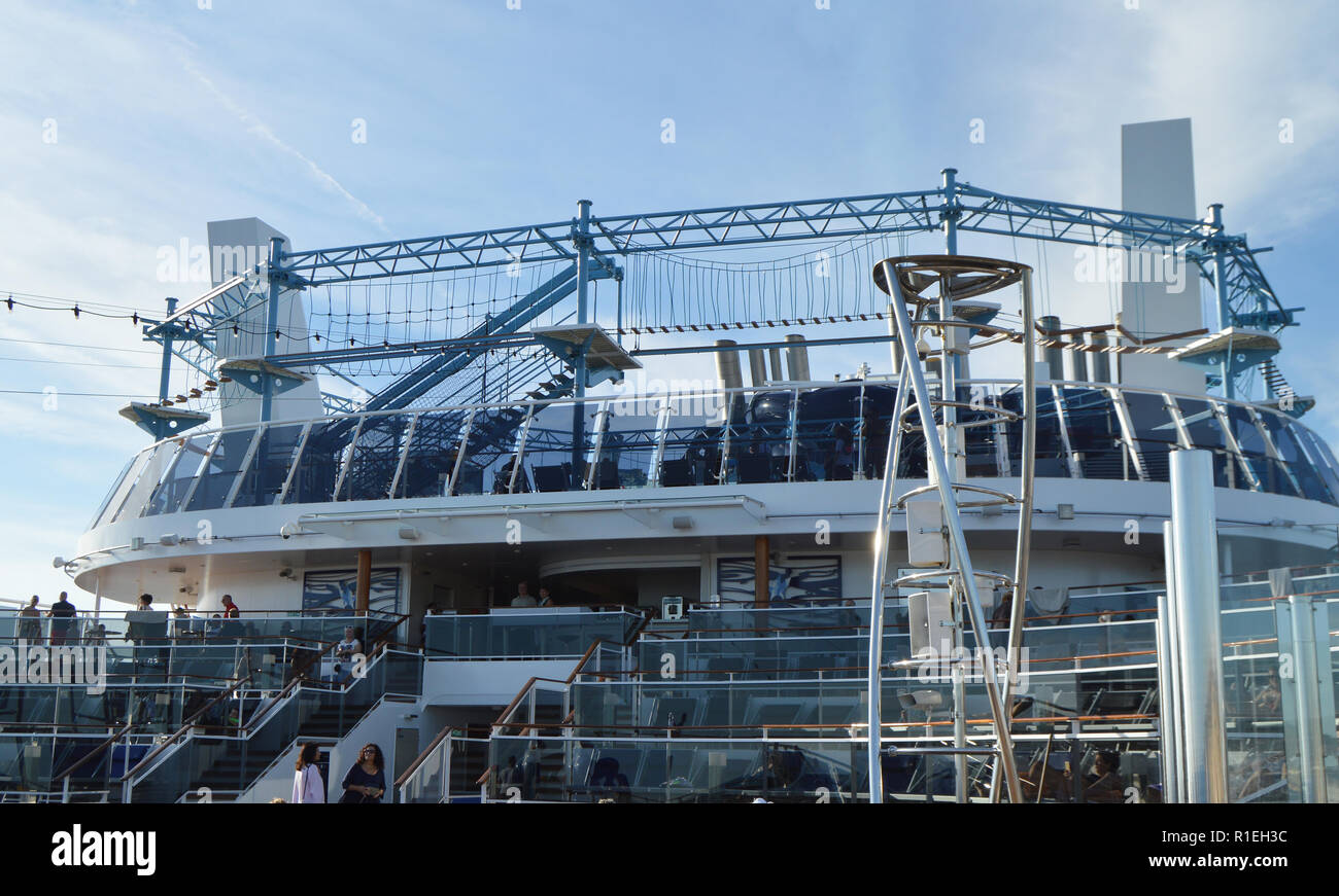 Vista de la cubierta superior del barco de crucero MSC Meraviglia, en la  zona de ocio y parque de atracciones con escaleras de cuerda, 7 de octubre  de 2018 Fotografía de stock - Alamy