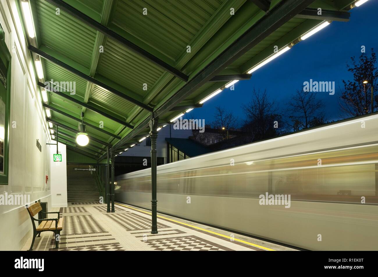 Wien Schönbrunn Stadtbahnstation, von Otto Wagner - Viena Stadtbahn, por el arquitecto Otto Wagner Foto de stock