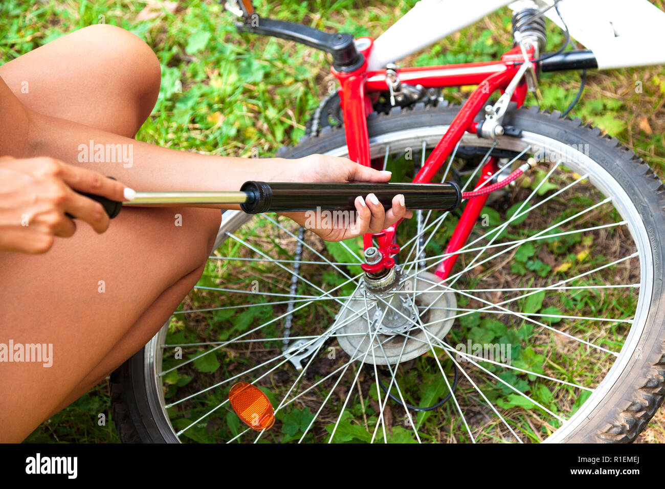 Mujer es inflar una llanta de su bicicleta, closeup shot Fotografía de  stock - Alamy