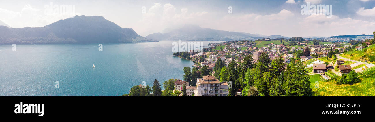 Aldea Weggis, el lago de Lucerna (Vierwaldstatersee) Pilatus Monte y Alpes Suizos en el fondo cerca de la famosa ciudad de Lucerna (Luzern), Suiza. Foto de stock
