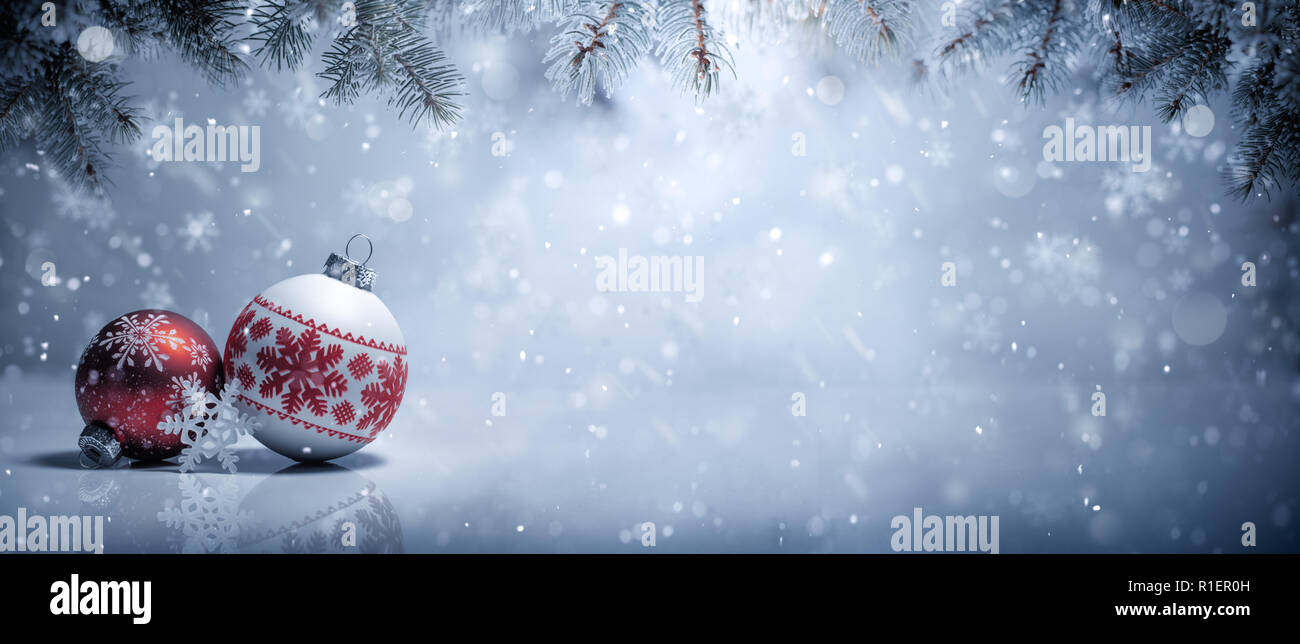 Bolas de navidad en la nieve,Decoración Navideña Foto de stock