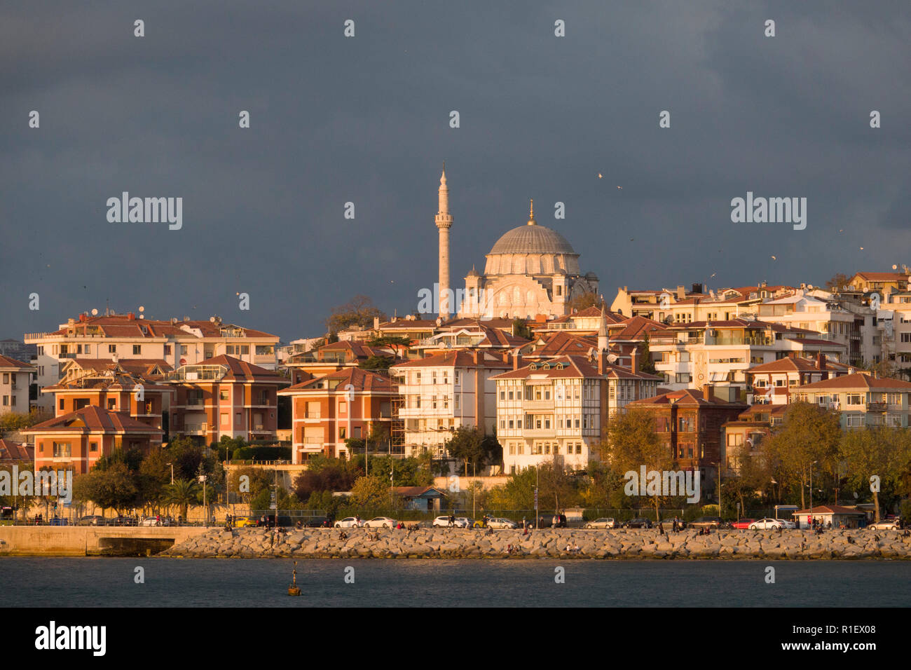 Vista de la mezquita de Camlica y niveles de edificios de apartamentos en Estambul, Turquía Foto de stock