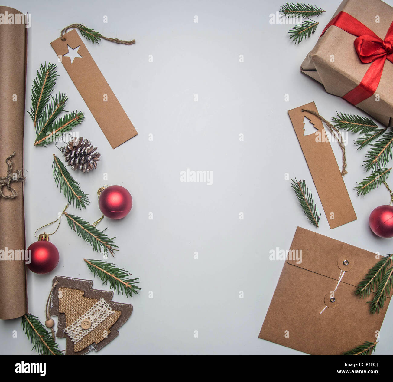 Navidad o Año Nuevo concepto de envoltura de regalos, papel, sobres, las  ramas de un árbol de Navidad, sobre un fondo blanco, lugar para sentar  planas de texto Fotografía de stock -