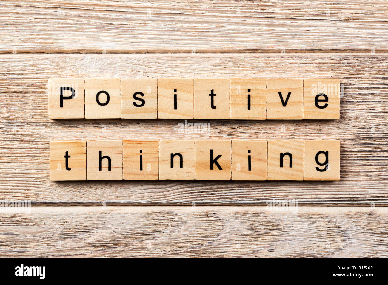 Pensamiento positivo palabra escrita sobre un bloque de madera. El pensamiento positivo texto en tabla, concepto. Foto de stock