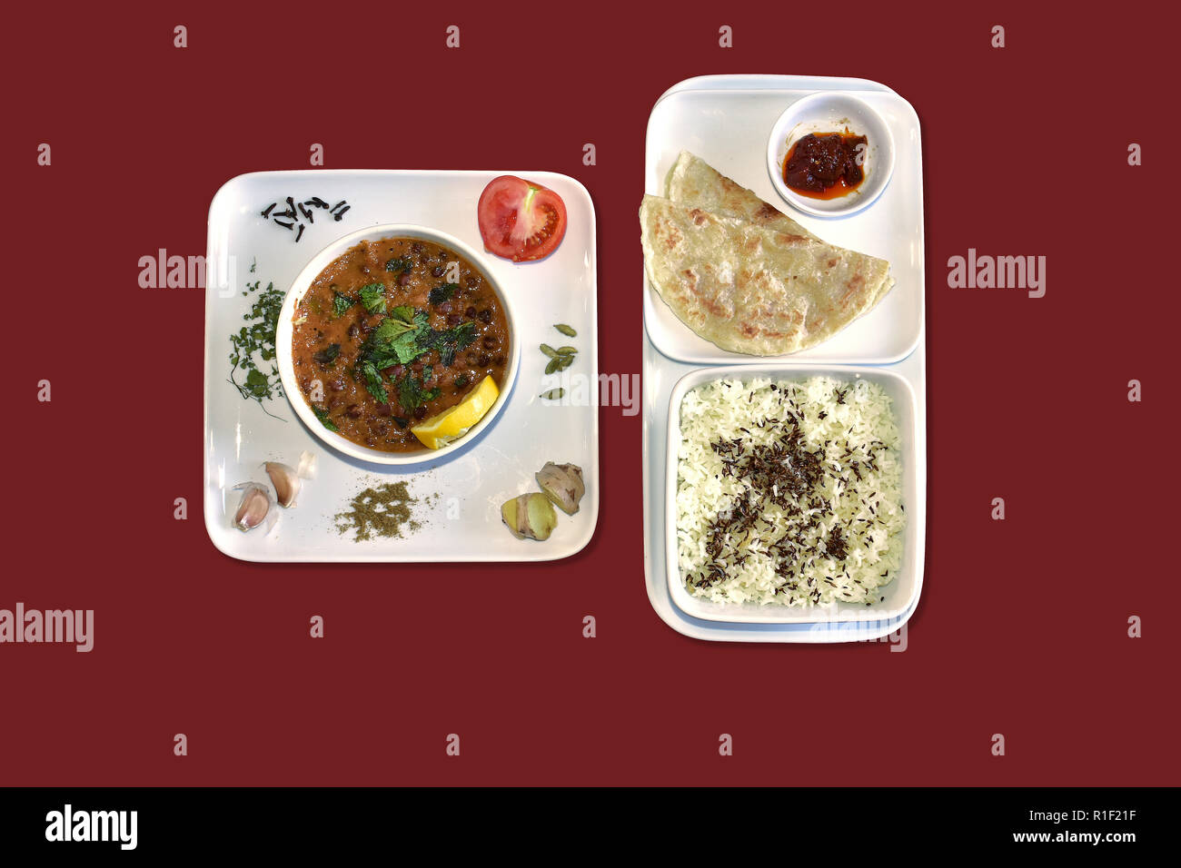 Delicioso, sabroso, delicioso, comida India delicioso, delicioso, delicioso, delicioso, delicioso, picante, Curry Channa Negra del Sur de la India con arroz Jeera, Roti y Pickle Foto de stock