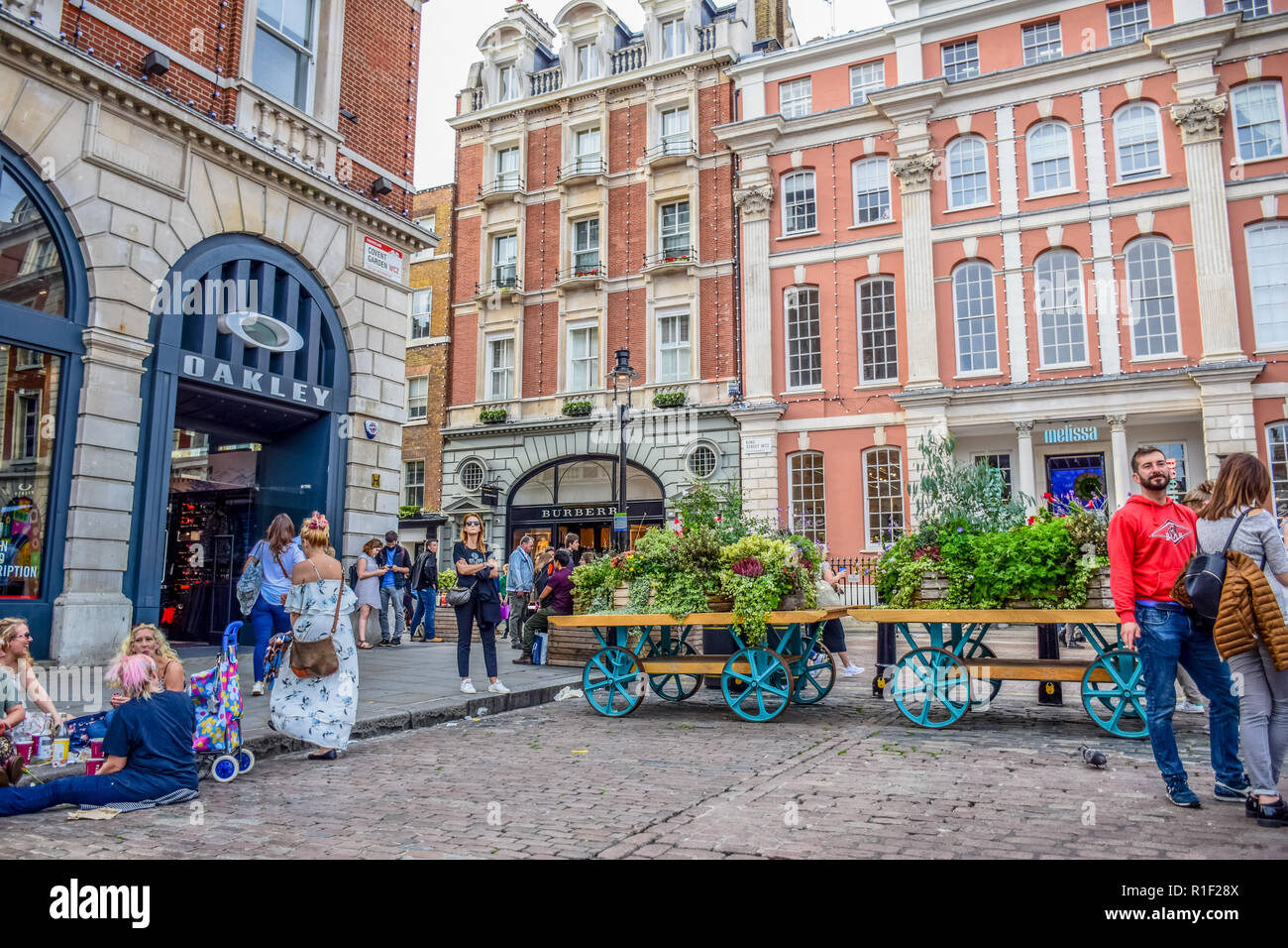 Los turistas pasar su tiempo en el mercado de Covent Garden, una de las zonas más populares de tiendas y sitios de interés turístico de Londres, Reino Unido Foto de stock