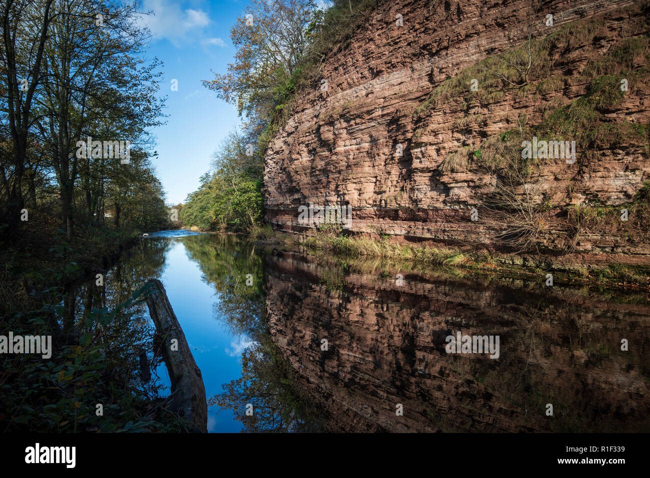 Los acantilados de arenisca roja antigua Devoniano junto al río Jedwater en  Jedburgh, Scottish Borders UK - rocas ayudaron a hacer James Hutton el ' padre de la geología' Fotografía de stock - Alamy