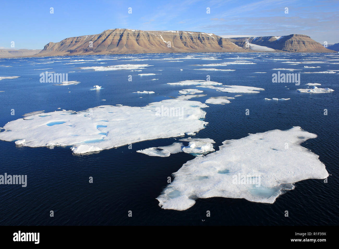 Témpanos de hielo en Lancaster Sound, Nunavut, Canadá con Devon la isla en segundo plano visto desde el CCGS Amundsen Foto de stock