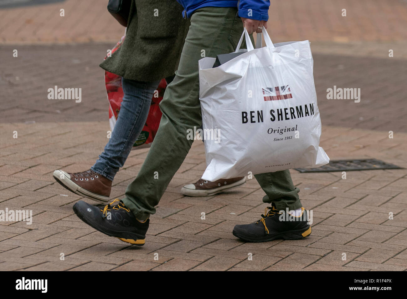 Blackpool, Lancashire, Reino Unido. 10th de noviembre de 2018. Ben Sherman  Original, una marca de ropa que vende camisas, suéteres, trajes, ropa  exterior y zapatos; Compradores, tiendas y tiendas en un ajetreado