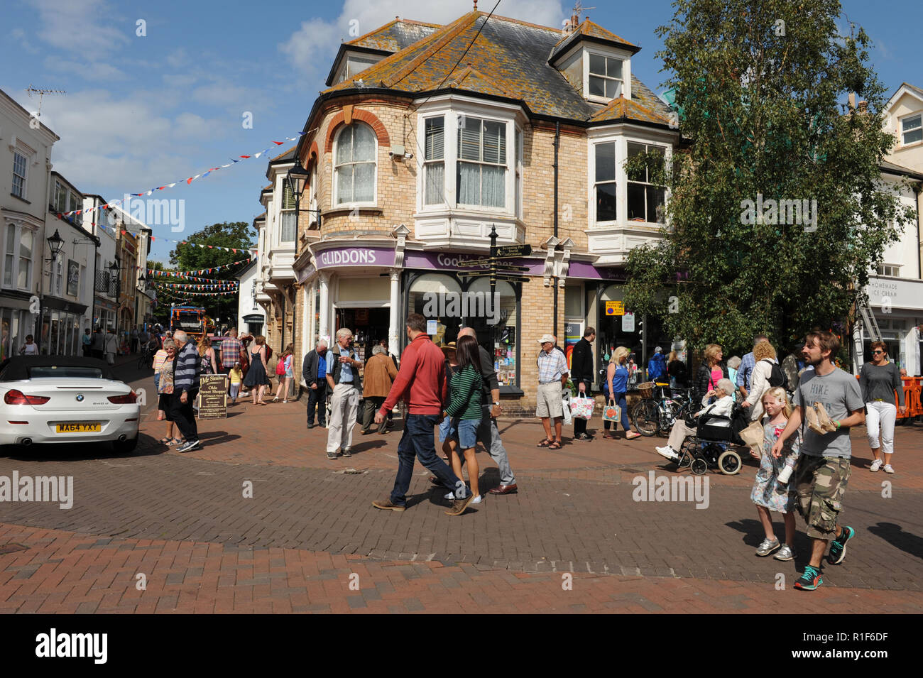 La gente caminando por el centro de la ciudad de Sidmouth Foto de stock