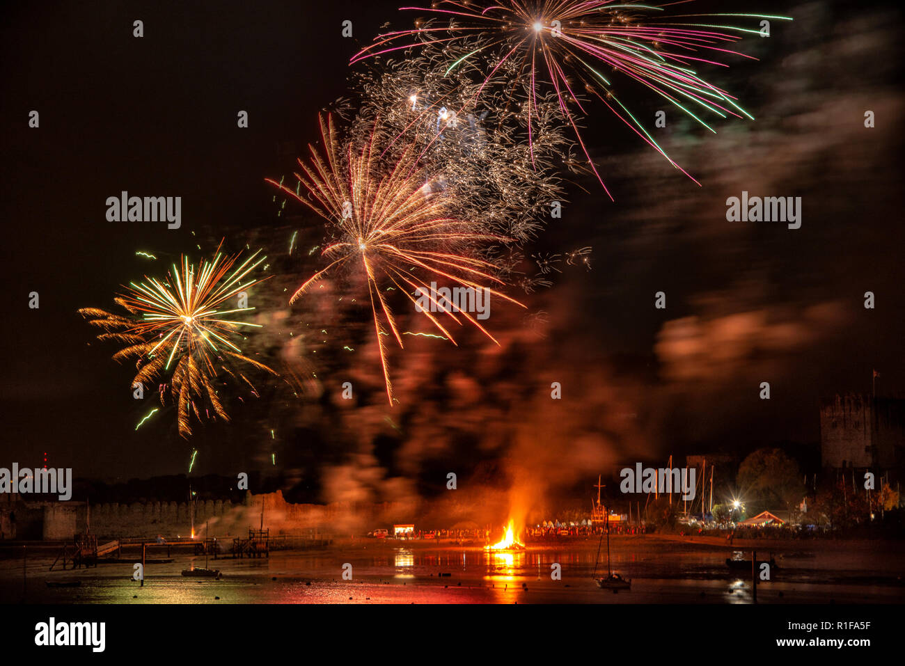 Fuegos artificiales en Portsmouth Harbour Foto de stock