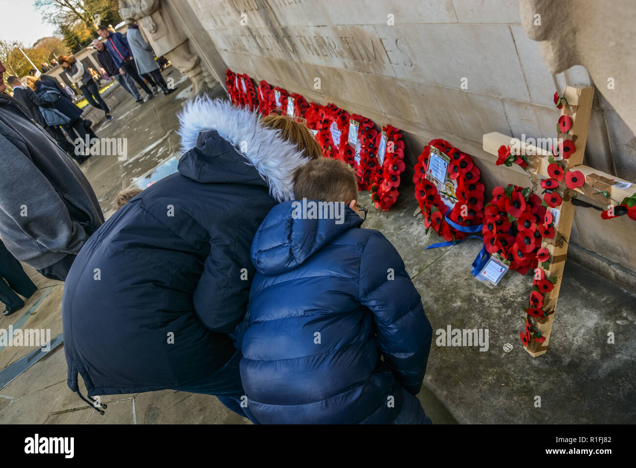 Recuerdo de la ciudad servicio tuvo lugar en Plymouth Hoe el domingo 11 de noviembre, comenzando con dos minutos de silencio en el Royal Naval Memorial a las 11am. Foto de stock