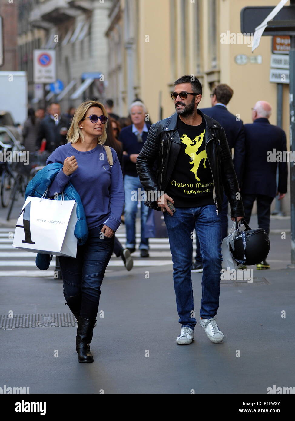 Milán, Sonia Bruganelli centro comercial con un amigo Alessandro Sonia  Bruganelli, esposa de Paolo Bonolis sorprendido caminando por las calles  del centro de la ciudad con Alessandro Boero, un amigo que la