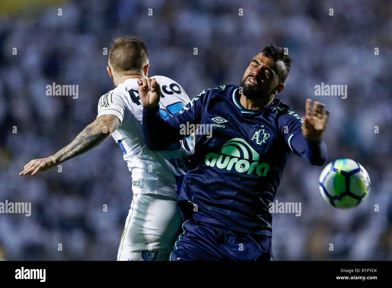 RJ - Rio de Janeiro - 27/10/2018 - Brasileiro A 2018, Flamengo x Palmeiras  -Para jogador do Flamengo disputa lance com Dudu jogador do Palmeiras  durante partida no estadio Maracana pelo campeonato