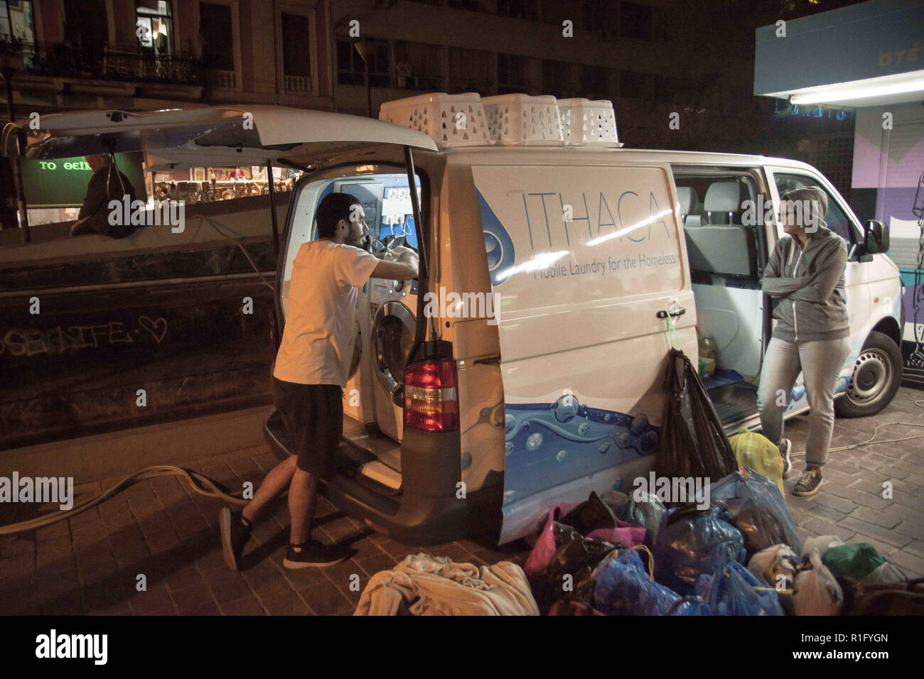 Atenas, Grecia. 12 Nov, 2018. Pasos activistas visto lavar la ropa de la  gente en un transporte lavadoras.Un grupo de personas llamadas  "incrementos" ofrecen un lugar en Atenas, abierto a cualquiera que