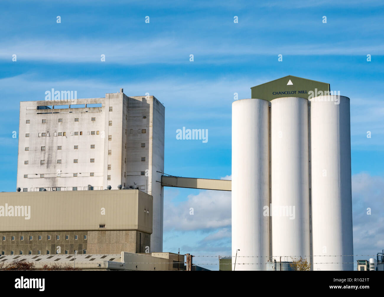Edificio industrial con silos altos, Chancelot Flour Mill, Newhaven, Edimburgo, Escocia, Reino Unido en un día soleado con cielo azul Foto de stock
