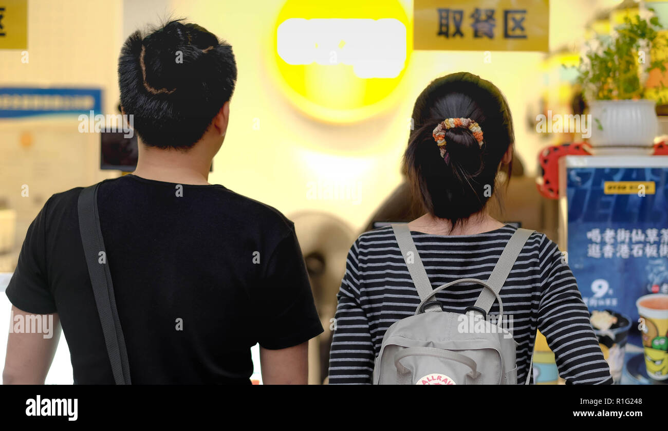 Dos Personas Escogiendo Una Bebida De La Etiqueta De La Pared