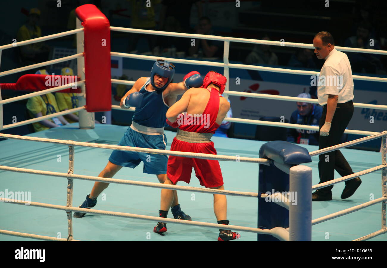 San Petersburgo, Rusia, 21 de noviembre de 2016 Campeonato Mundial de Boxeo juvenil hombres, golpe a la cabeza Foto de stock