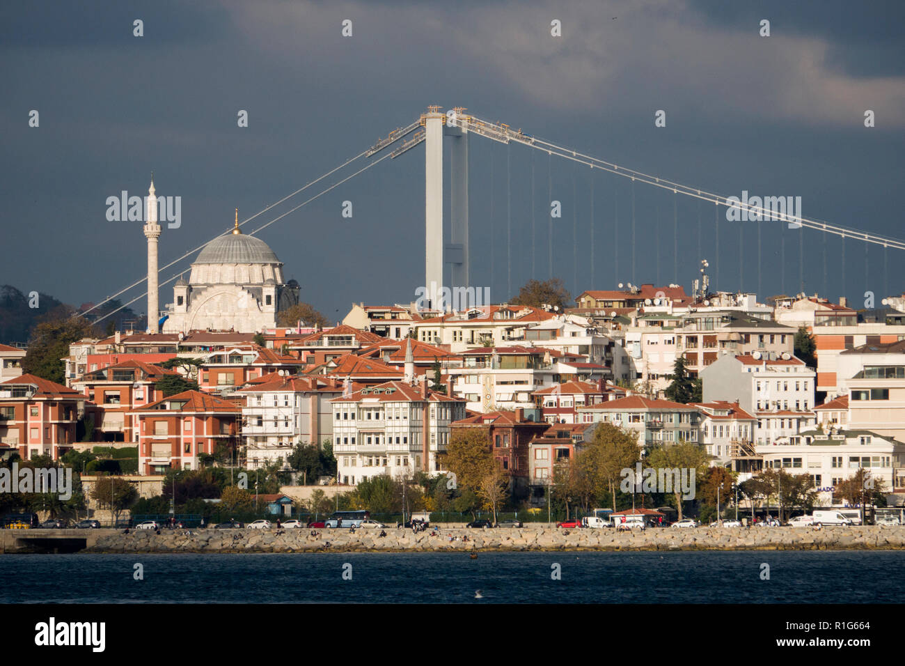 Vista de la mezquita de Camlica y niveles de edificios de apartamentos en Estambul, Turquía Foto de stock