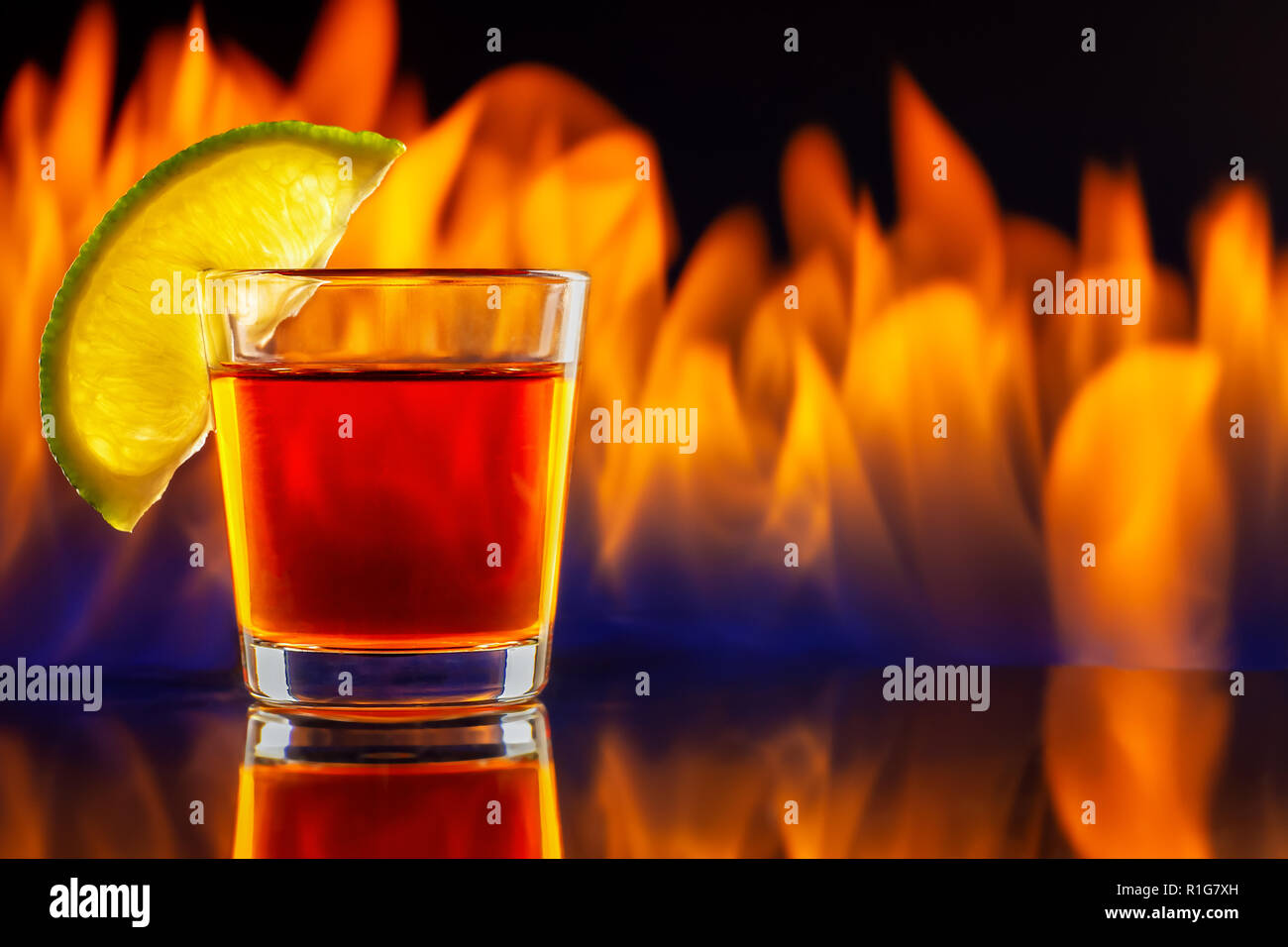 Tequila shot glass y fuego Foto de stock