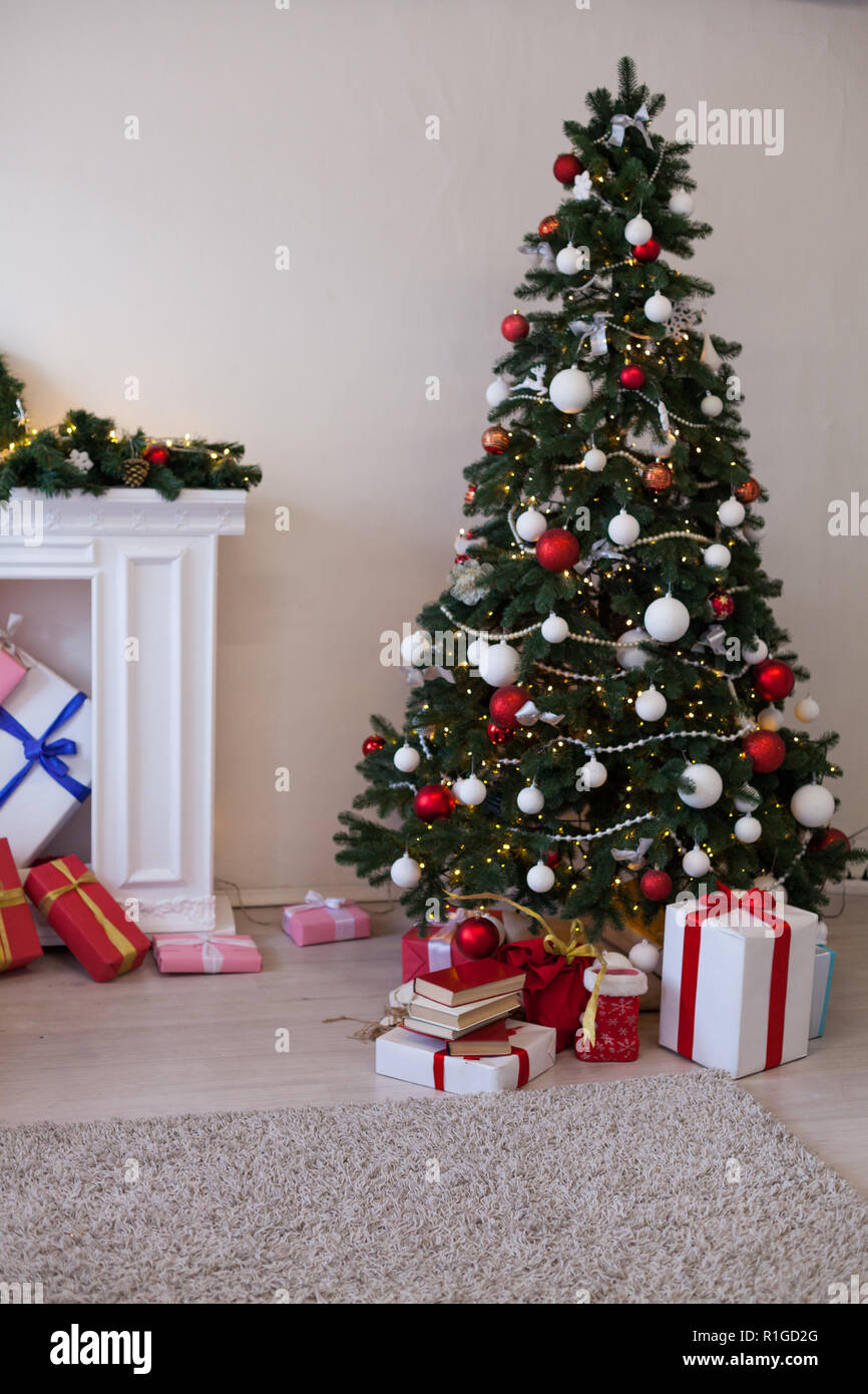 Árbol de navidad con guirnaldas de decoración y regalos para el nuevo año  Fotografía de stock - Alamy
