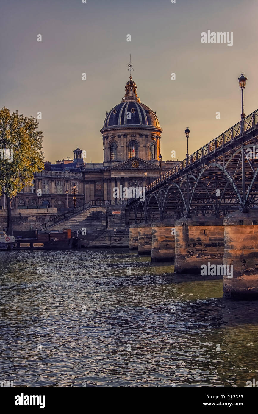 Río Sena con Pont des Arts y el Instituto de Francia al atardecer en París, Francia Foto de stock