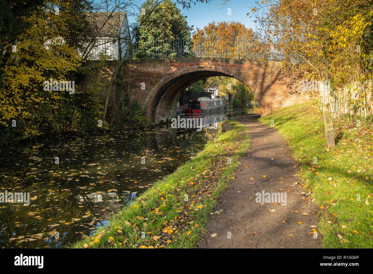 Una imagen de un puente sobre el Grand Union Canal en una soleada mañana de otoño. Foxton dispararon, Leicestershire, Inglaterra, Reino Unido. Foto de stock