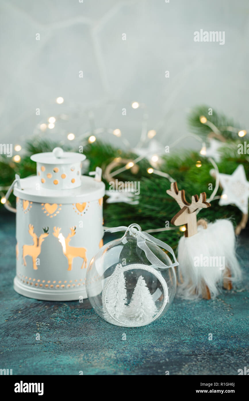 Estilo escandinavo decoraciones de Navidad o Año Nuevo - blanco bolas de vidrio y juguetes, decoración en madera, piso de madera, luz de ciervos y pocket whatche Foto de stock